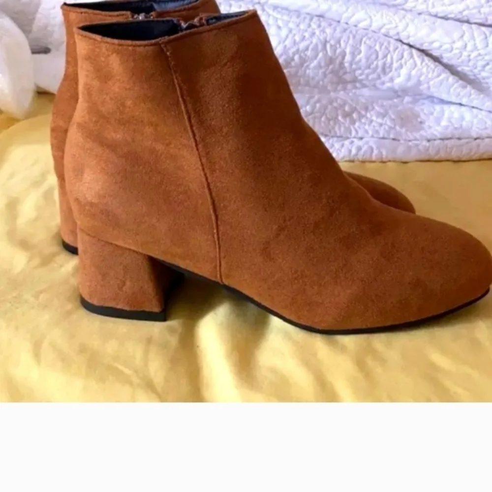 Ladies Super cute round toe block heel boot sz 11